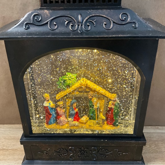 New! Raz Lighted Lantern Snow Globe Glitter Water Holy Family Nativity Religious - Picture 4 of 11